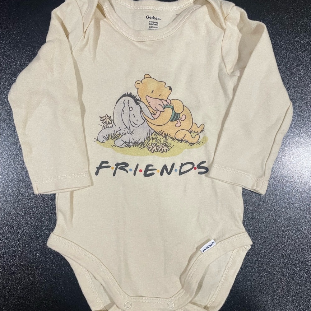 Gerber ‘Friends’ inspired Winnie The Pooh LS Onesie 6-9 mo. 🐻 💕